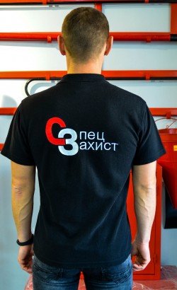 поло чорне з логотипом 